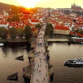 Praga: Crociera in barca con cena a buffet