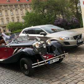 Praga: Tour privato della città vecchia in auto d'epoca