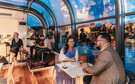 Praga: crociera con cena in barca dalla copertura trasparente