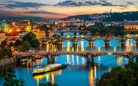 Praga: crociera serale sulla Moldava con cena a buffet