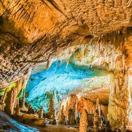 Praga: Tour All-Inclusive del Castello di Karlstejn e delle Grotte