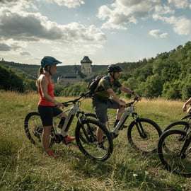 Excursión de un día en bicicleta eléctrica desde Praga: El poderoso castillo de Karlstejn