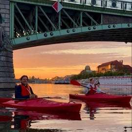 Praga: Passeio de caiaque ao nascer do sol sob a Ponte Carlos