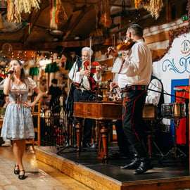 Praga: Folklorystyczny pokaz kolacji z nielimitowanymi napojami