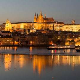 Praga: crucero con techo descubierto de cristal y cena
