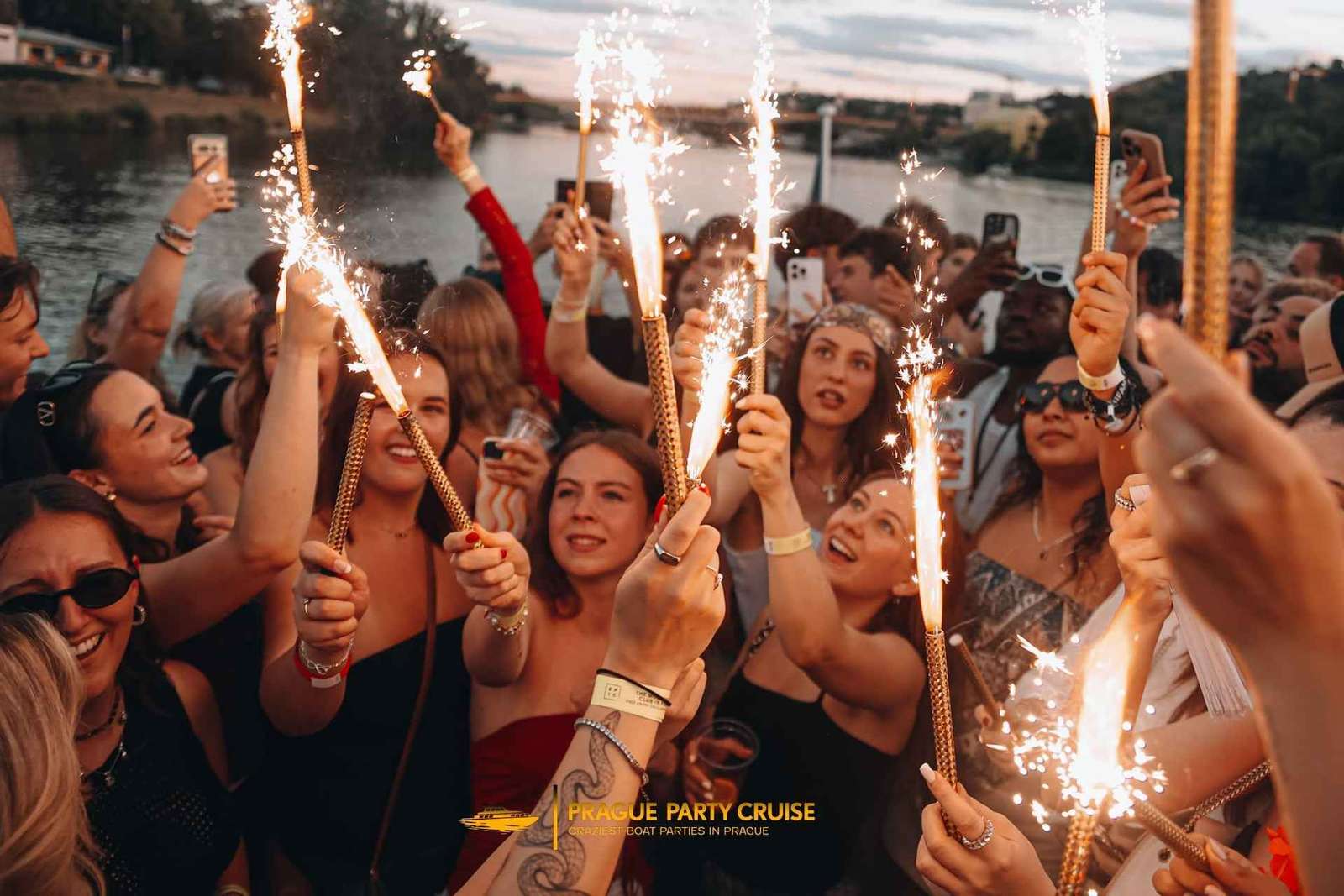 Praga: rejs z alkoholem – zachód słońca, DJ-e i klub Epic