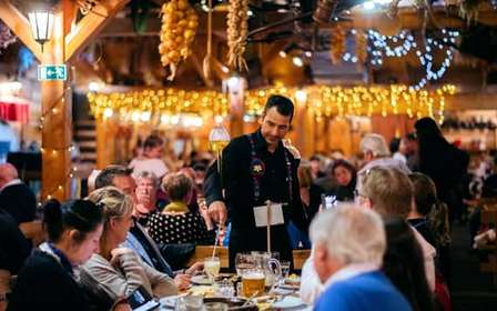 Praga: Fiesta Folclórica Nocturna en el Jardín con Menú Tradicional