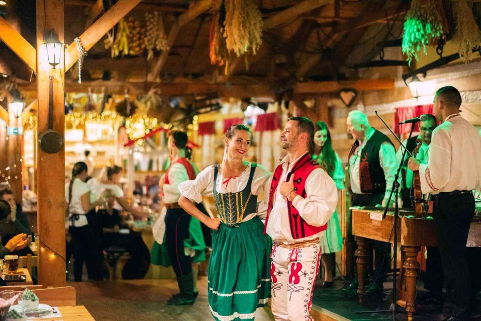 Praga: Folklorystyczny pokaz kolacji z nielimitowanymi napojami