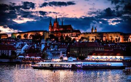 Praga: Cruzeiro Noturno no Rio Moldava c/ Buffet