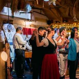 Praga: Festa folclórica no jardim à noite com menu tradicional