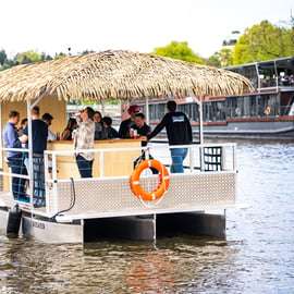 Praga: crociera panoramica in barca Party Tiki con bevande