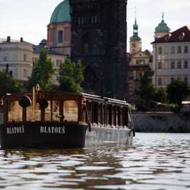 Praga: 45-minutowy rejs historyczny po rzece i poczęstunek