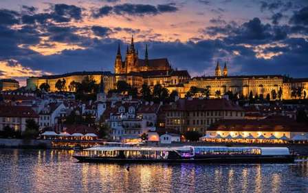Praga: crociera con cena in barca dalla copertura trasparente
