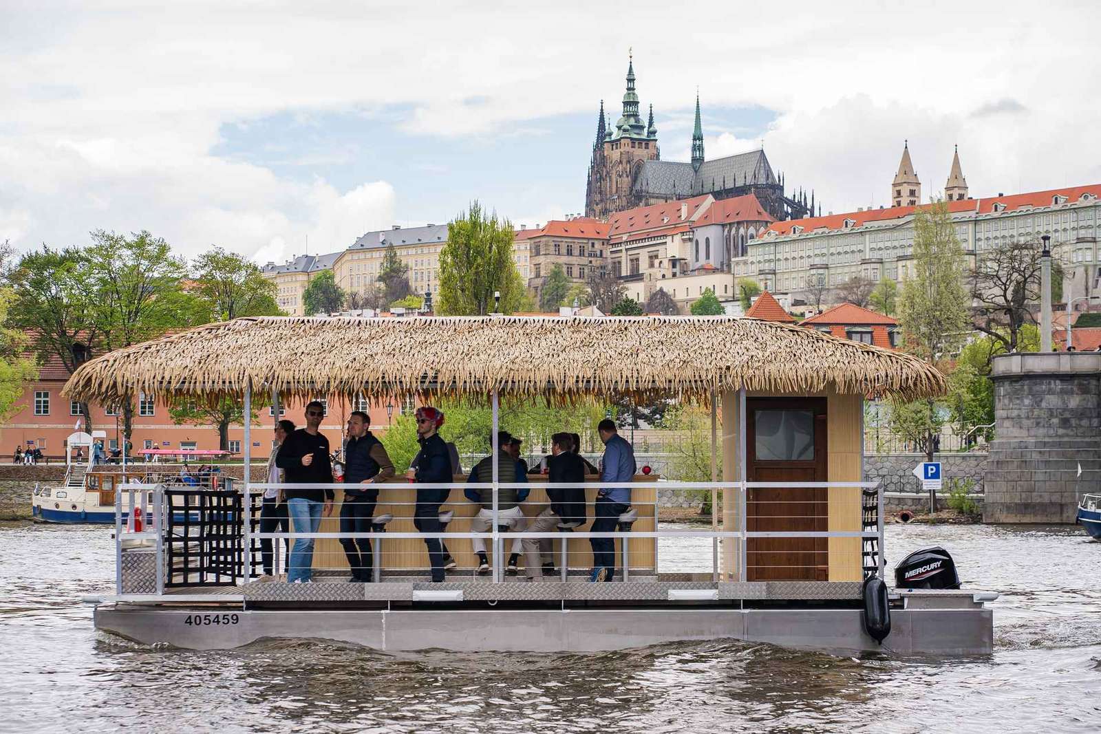 Praga: crociera panoramica in barca Party Tiki con bevande