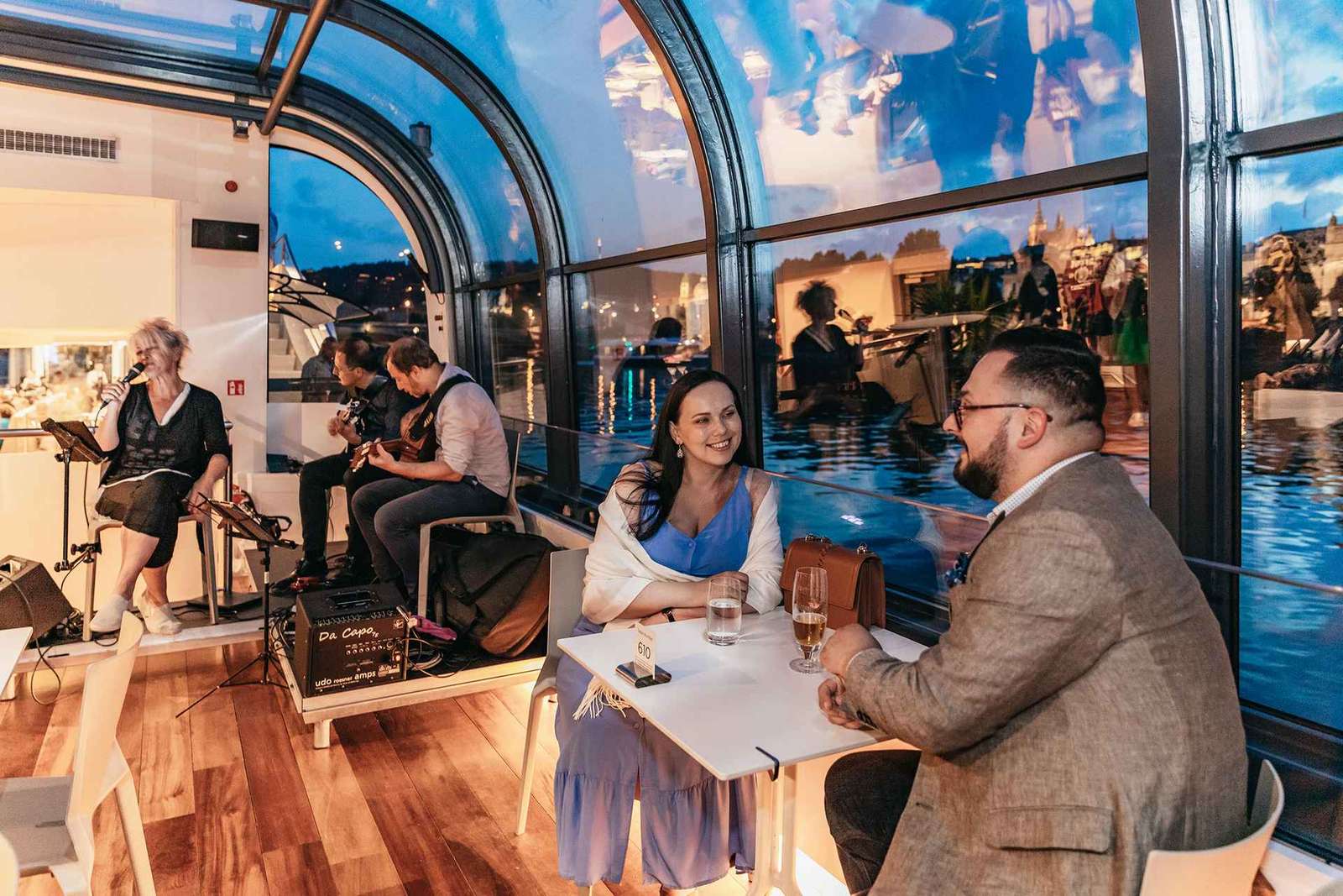 Praga: crucero con techo descubierto de cristal y cena