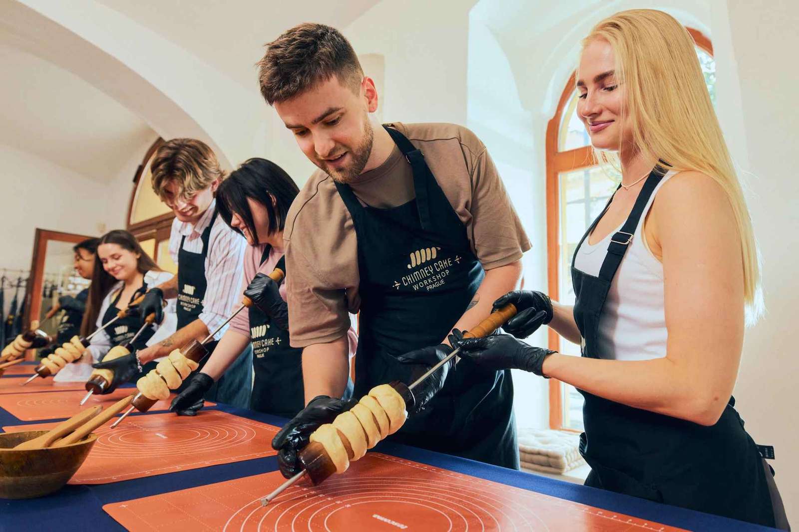 Praga: taller de trdelník, el pastel de chimenea tradicional