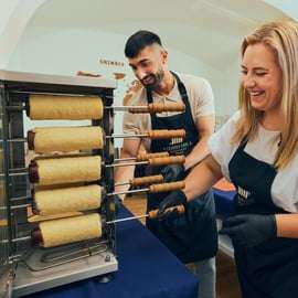 Praga: taller de trdelník, el pastel de chimenea tradicional