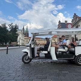 Praga: tour de la ciudad en tuk-tuk eléctrico con guía