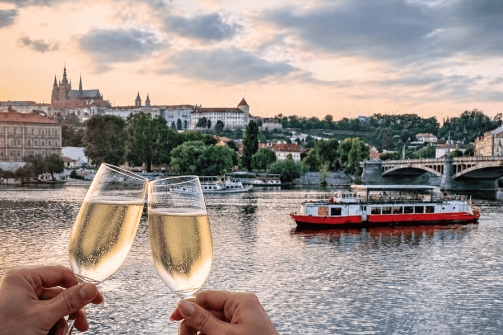 Praga: crociera fluviale sulla Moldava con musica jazz e commento
