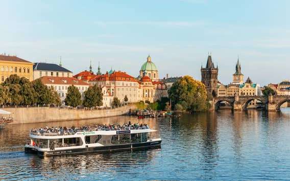 Praga: crucero nocturno por el río Moldava con bufé