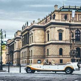 Praga: Recorrido en coche antiguo de 1,5 horas
