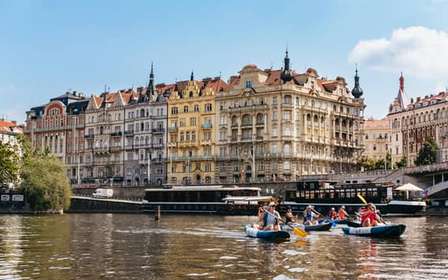 Praga: Excursión guiada en canoa por el río Moldava