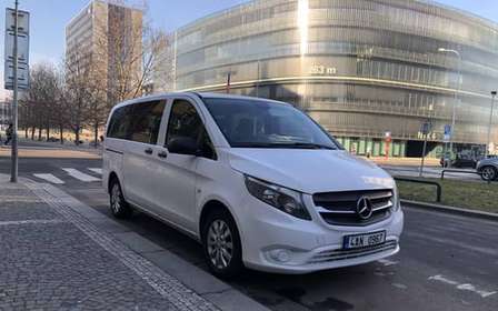 Aeropuerto de Praga: Traslado privado al centro de la ciudad en Minivan