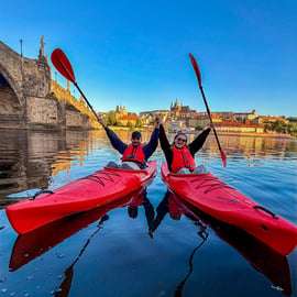 Praga: Passeio de caiaque ao nascer do sol sob a Ponte Carlos