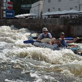 Praga: Visita guiada de canoagem ao rio Vltava