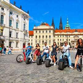 Praga: Tour en E-Scooter en grupo reducido o privado con servicio de recogida