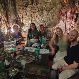 Cata de absenta en Praga: experiencia en una bodega histórica