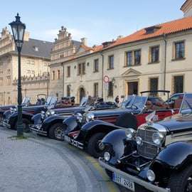 Praga: prywatna wycieczka zabytkowym samochodem