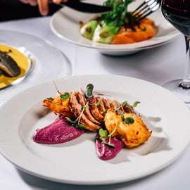 Praga: Impresionante cena-espectáculo de cabaret con menú de 4 platos