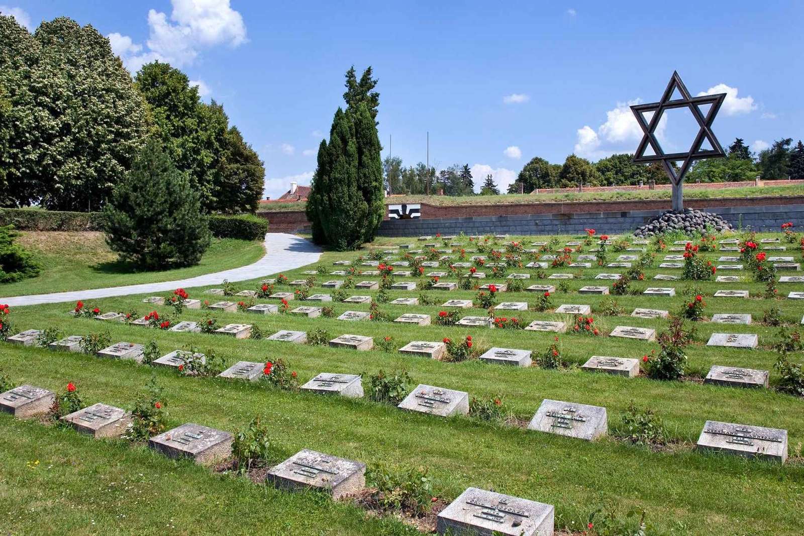 Desde Praga: Visita guiada a Terezín y al Museo del Gueto