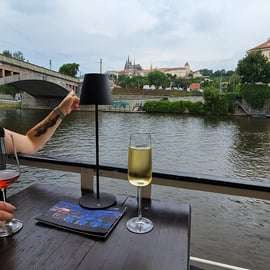 Praga: crociera fluviale sulla Moldava con musica jazz e commento