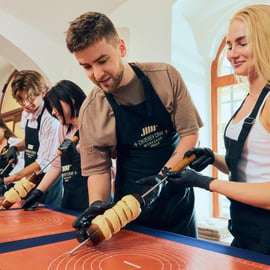 Praga: taller de trdelník, el pastel de chimenea tradicional