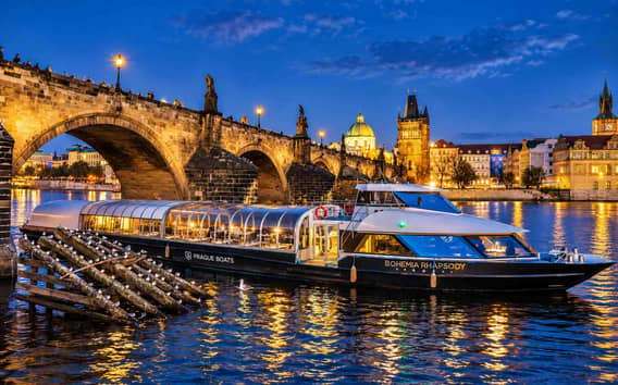 Praga: crucero nocturno por el río Moldava con bufé
