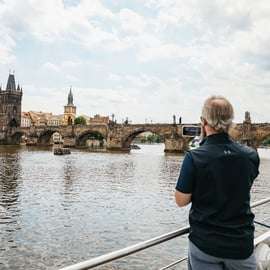 Praga: Almuerzo en crucero por el Moldava en un barco descubierto de cristal