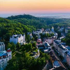 Praga: excursão a Karlovy Vary e Loket com fontes termais e castelo