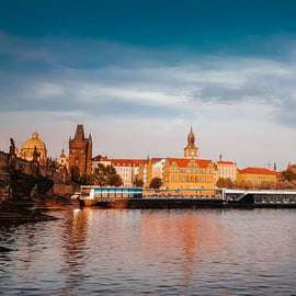 Praga: crucero con techo descubierto de cristal y cena