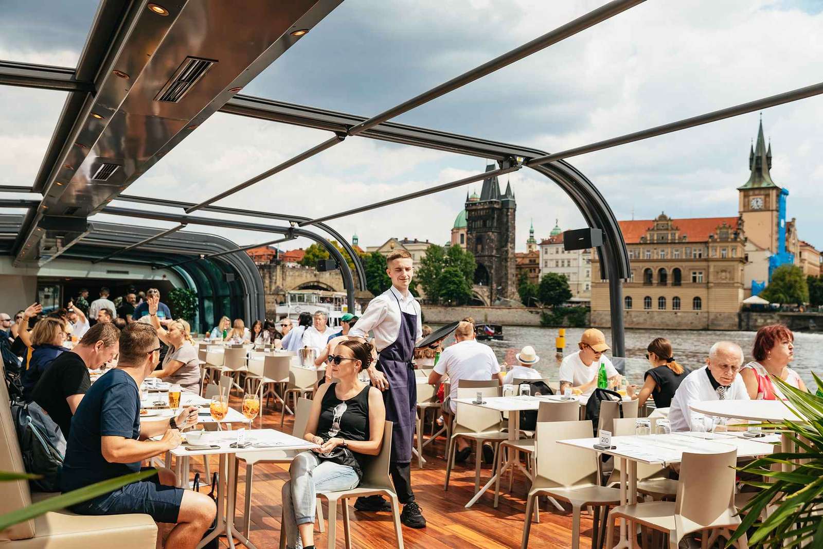 Praga: Almuerzo en crucero por el Moldava en un barco descubierto de cristal