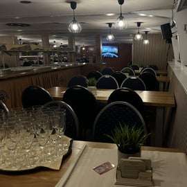 Praga: Crociera in barca con cena a buffet