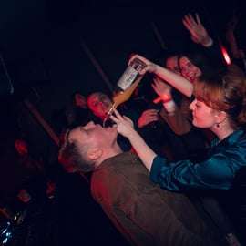 Praga: tour de bares con entrada a Karlovy Lazne y chupitos