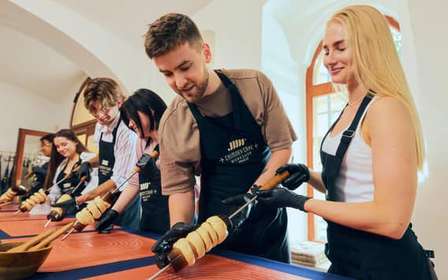 Praga: taller de trdelník, el pastel de chimenea tradicional
