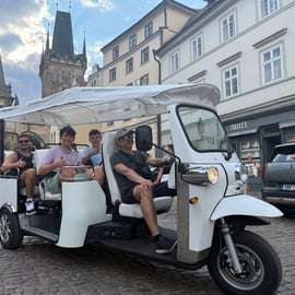 Praga: tour de la ciudad en tuk-tuk eléctrico con guía