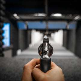 Praga: Esperienza di tiro al bersaglio con servizio di prelievo in hotel