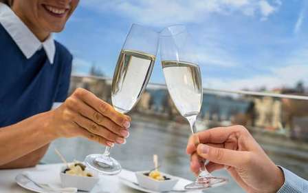 Praga: Crucero ecológico nocturno por el Moldava con Prosecco