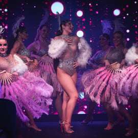 Praga: Impresionante cena-espectáculo de cabaret con menú de 4 platos