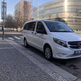 Aeroporto de Praga: Traslado particular para o centro da cidade em uma minivan