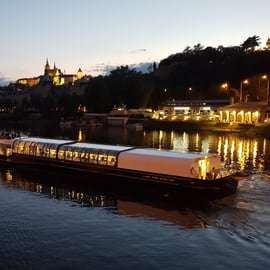 Praga: City tour e cruzeiro guiado com jantar com serviço de busca no hotel